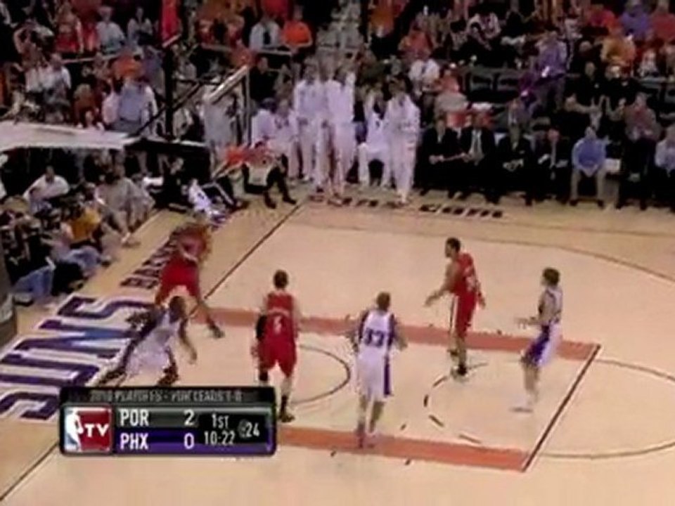 Steve Nash finds Jason Richardson with a sweet alley-oop pas