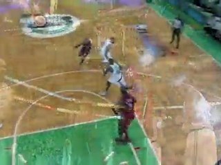 Carlos Arroyo gives the sweet inside dish to Jermaine O'Neal