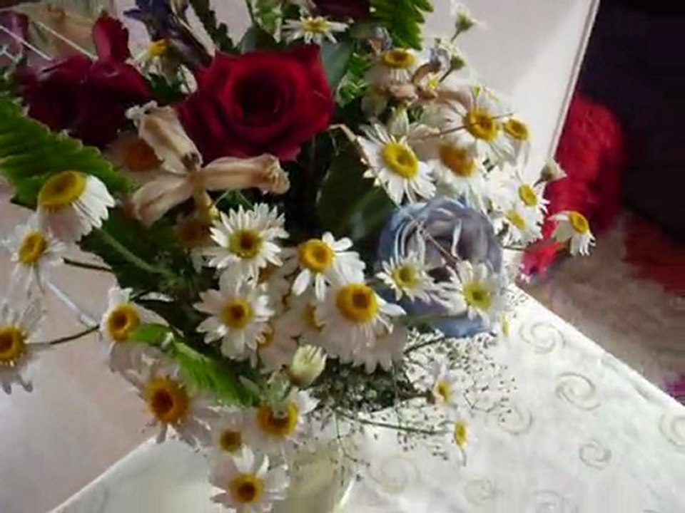 Cheri'm çiçek koklamıyo, yiyo :))