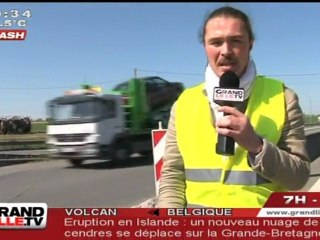 Accident spectaculaire : un camion poubelle renversé !