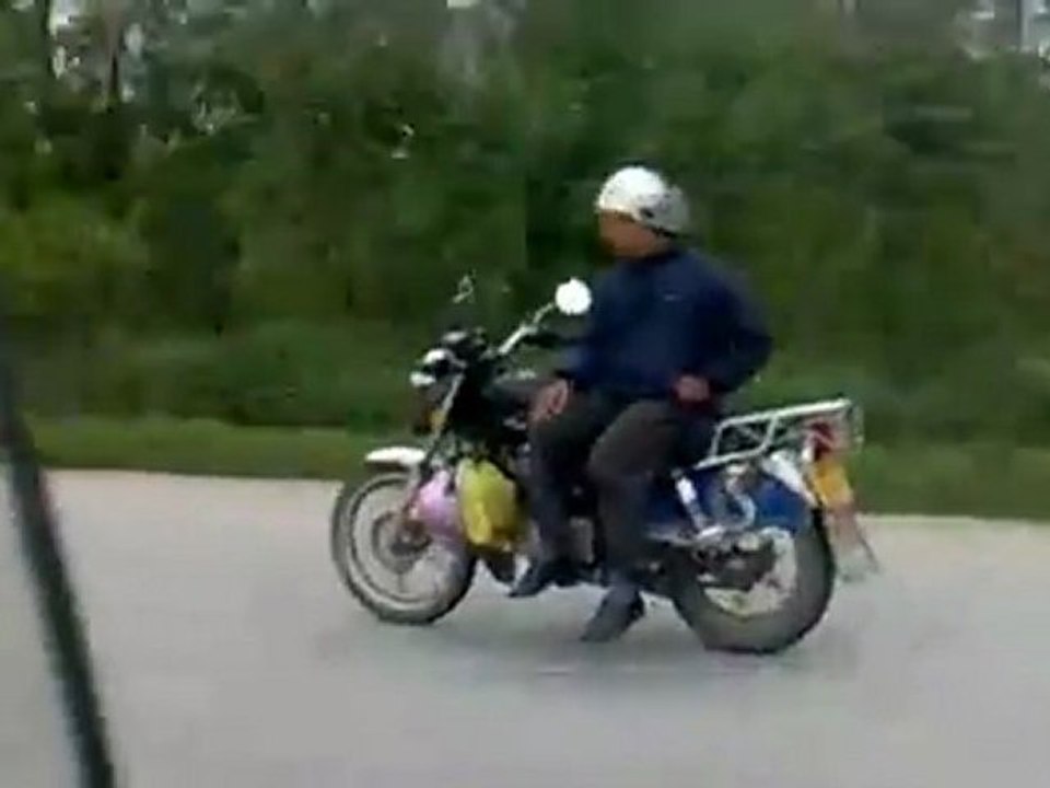 Molto disinvolto in motocicletta...!!