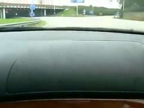 Leçon de dérapage sur un rond-point