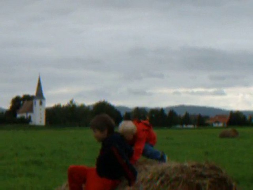 Kids falling of a haystack - blooper - FAIL