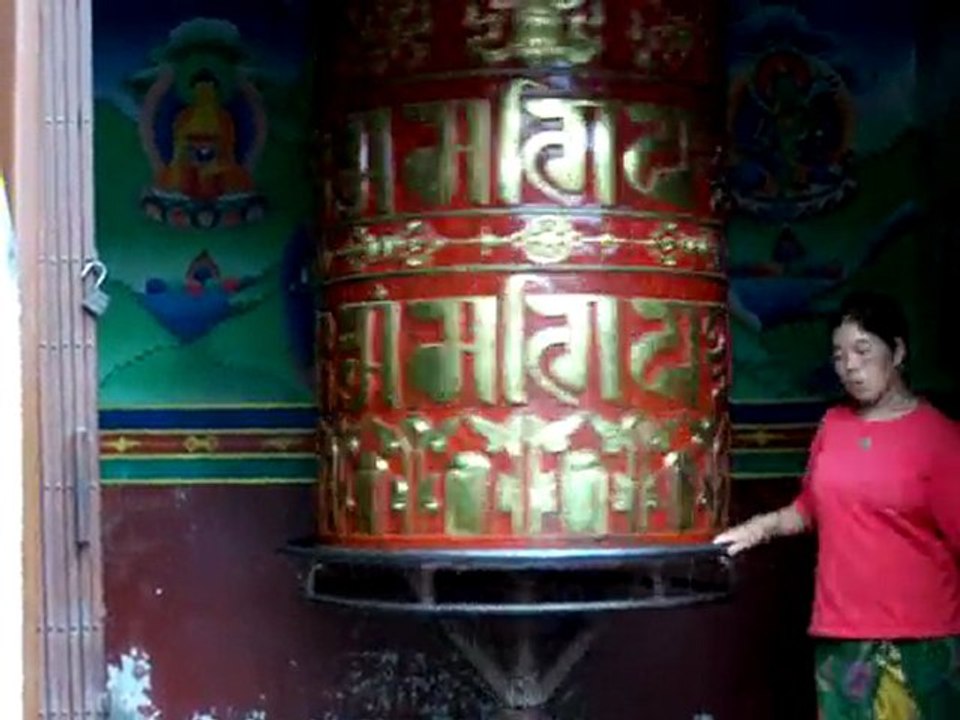 Grand moulin à prières - big prayer wheel (bodnath / népal)