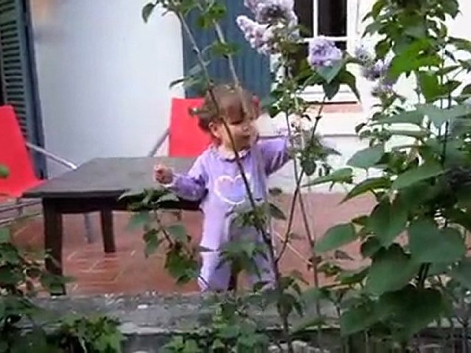 Lou dans le jardin