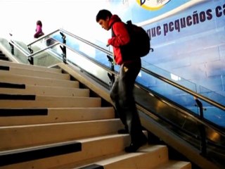 Chili: les marches du métro transformées en piano géant