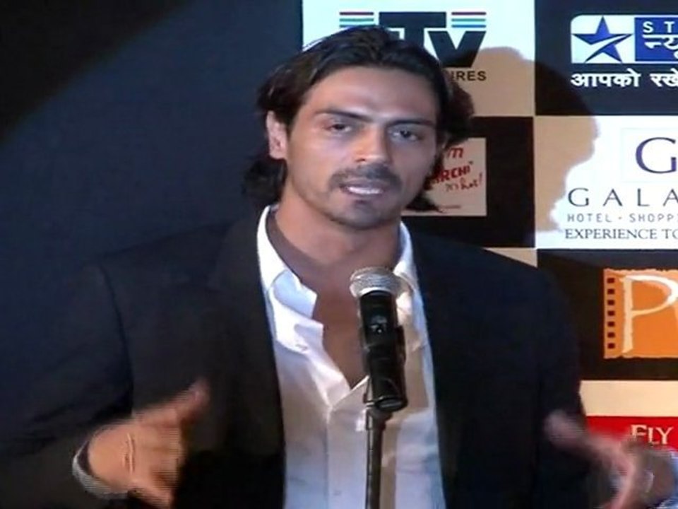 Raajneeti - Arjun Rampal Surprises Prakash Jha