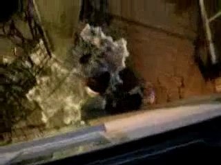 Deux nanas reçoivent un seau d'eau