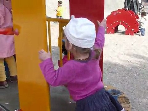 013 - Lilith fait du toboggan