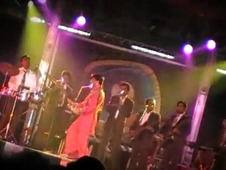 Gurdas Maan - Challa (Bhangra concert in Paris, 25 apr 2010)