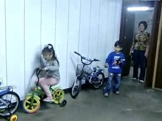 fillette à velo roulettes fait un créneau