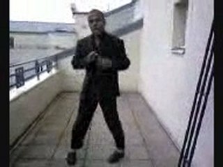 mike danse dans son balcon comme Michael Jackson