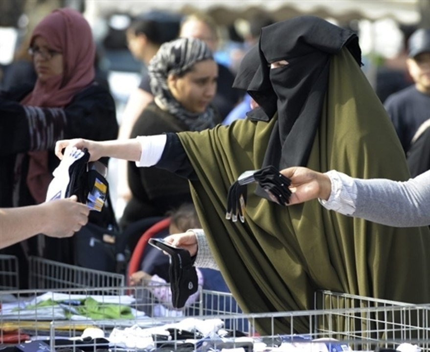 Interdire le voile intégral, une double peine ?