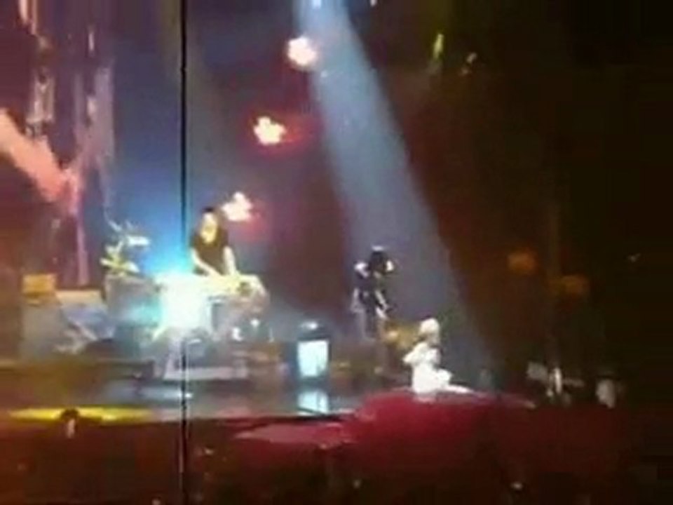 Rihanna falls on stage while singing Let Me (21-04-2010)