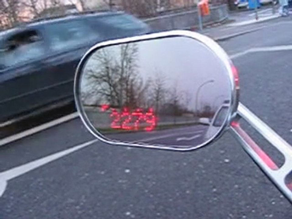 tableau de bord intégré au rétro de moto