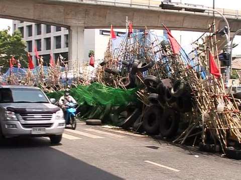 Tourists seek new thrills in Bangkok's conflict zone