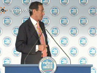 Fini si difende dalle accuse e contrattacca