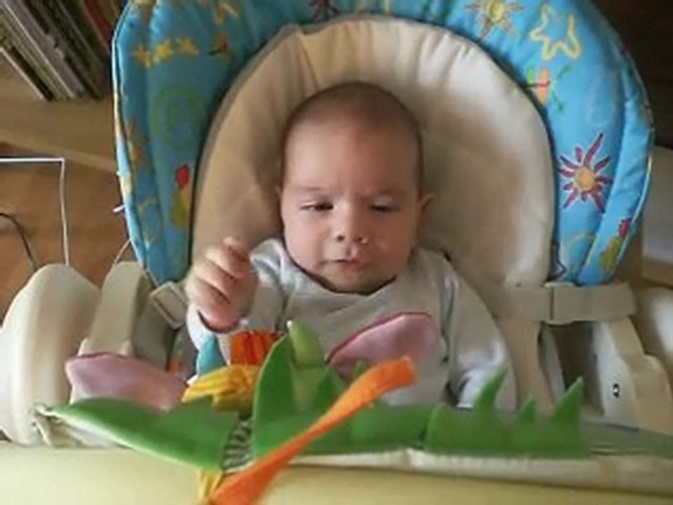 Raphaël joue avec la vavache