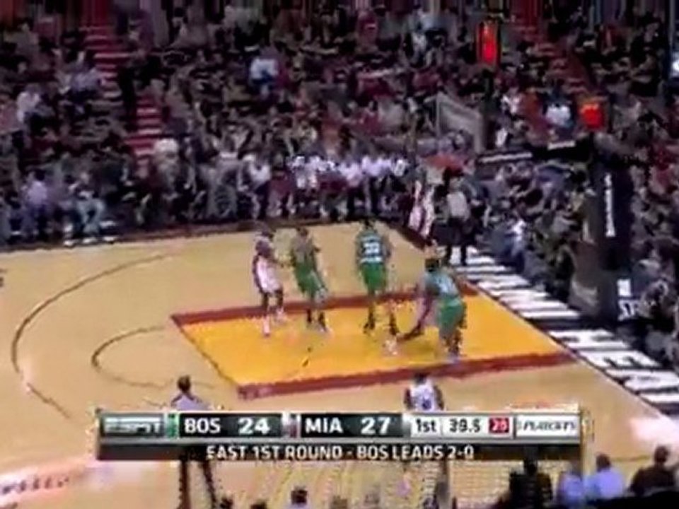 Dwyane Wade throws a wonderful pass to Dorell Wright, who fi