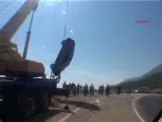 Kaşta 15 metrelik uçurumdan denize düşen otomobil