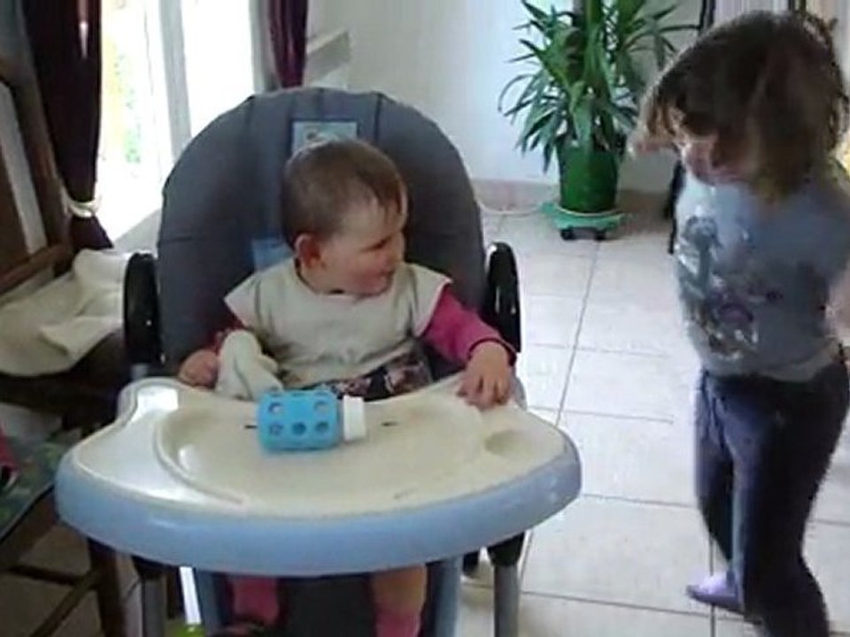 clara joue avec sa soeur