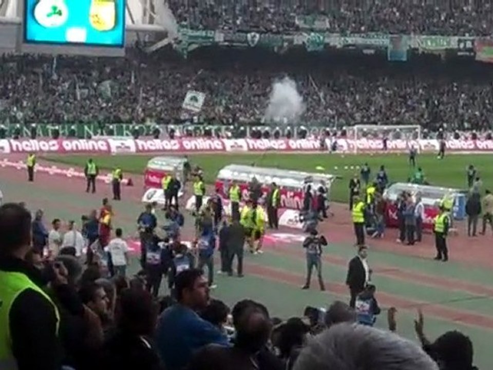 Oι παίκτες του ΠΑΟ και του Άρη βγαίνουν για ζέσταμα