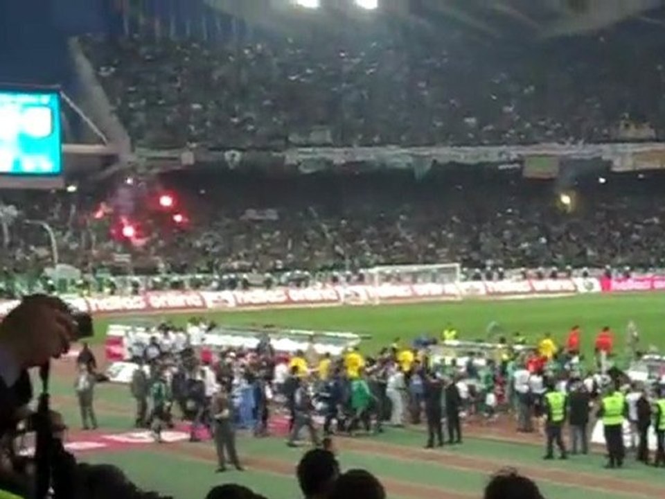 Η είσοδος των δύο ομάδων πριν τη σέντρα