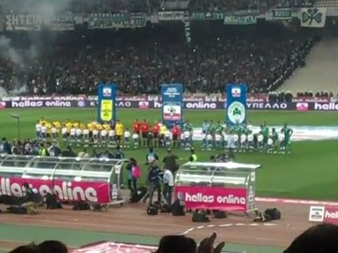 Η είσοδος των δύο ομάδων πριν τη σέντρα (2)