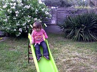 Emma fait du toboggan