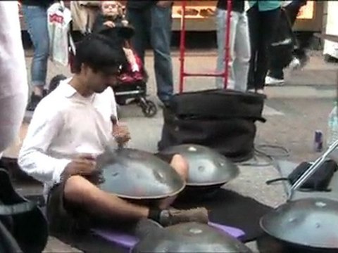 Démonstration de Hang + batterie dans les rues de Frankfurt