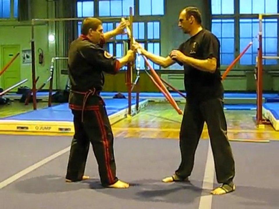 Ken SMITH, expert en arnis, présente le premier désarmement
