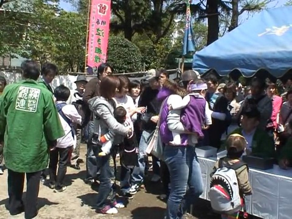 Le concours japonais où les sumos font pleurer les bébés