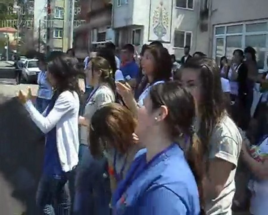 Üniversiteli Öğrencilerden Örnek Davranış//kilimli