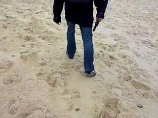 Cyril marche sur le sable