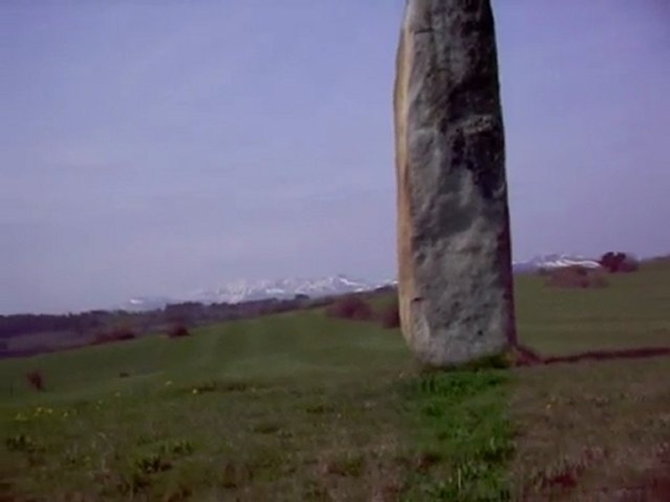 vue du Puy de Dôme et pierre longue route de Fohet