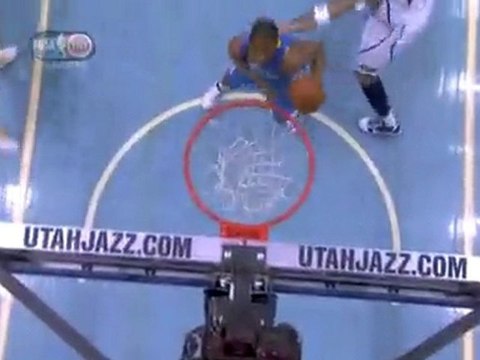 Deron Williams creates spaces with a pretty step back move o