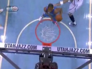 Deron Williams creates spaces with a pretty step back move o