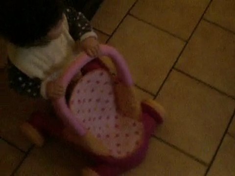 Lyzéa qui course Papa 16 04 10