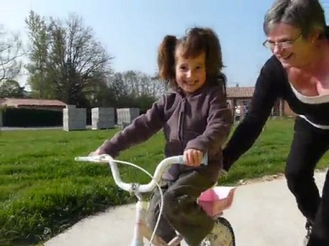 Avril 2010 - Lucile et mamie avec le vélo sans roulette