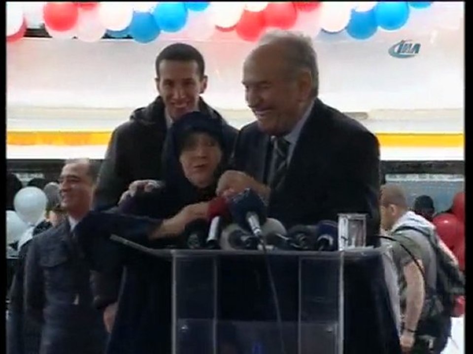 Mikrofonu Topbaşın Elinden Kaptı