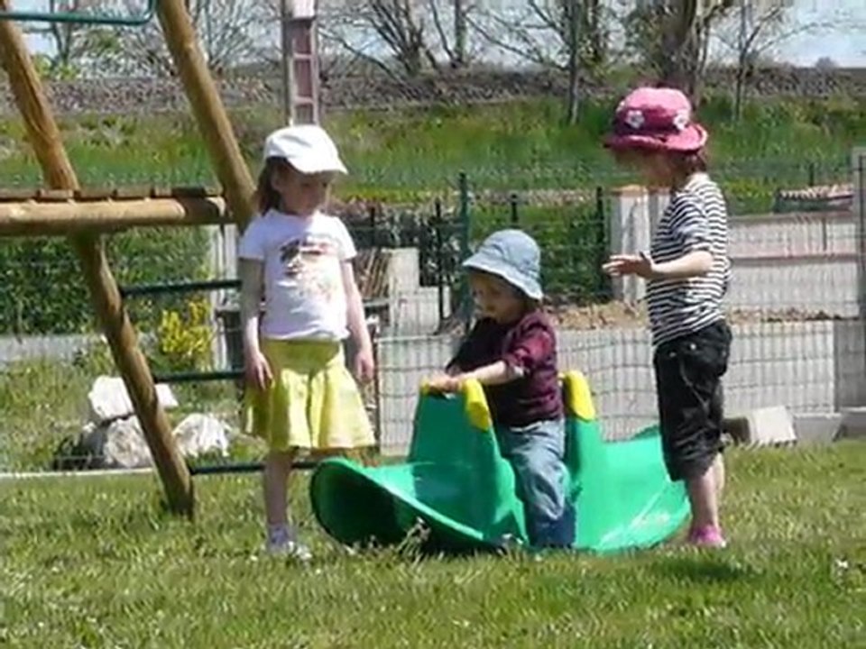 Avril 2010 - Lucile, Aurélie et Juline au jardin