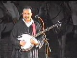 OUDADEN elfoua joue avec son banjo au THEATRE VERDURE