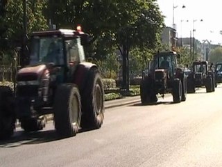 Porte de Vincennes : Manifestation de tracteurs céréaliers .