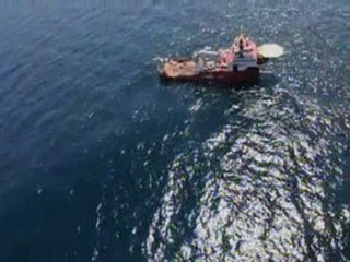Crews rush to contain oil spill off US coast
