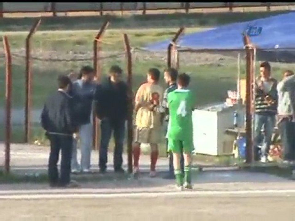 Zonguldak'ta Maç Ortasında Yumruklaştılar