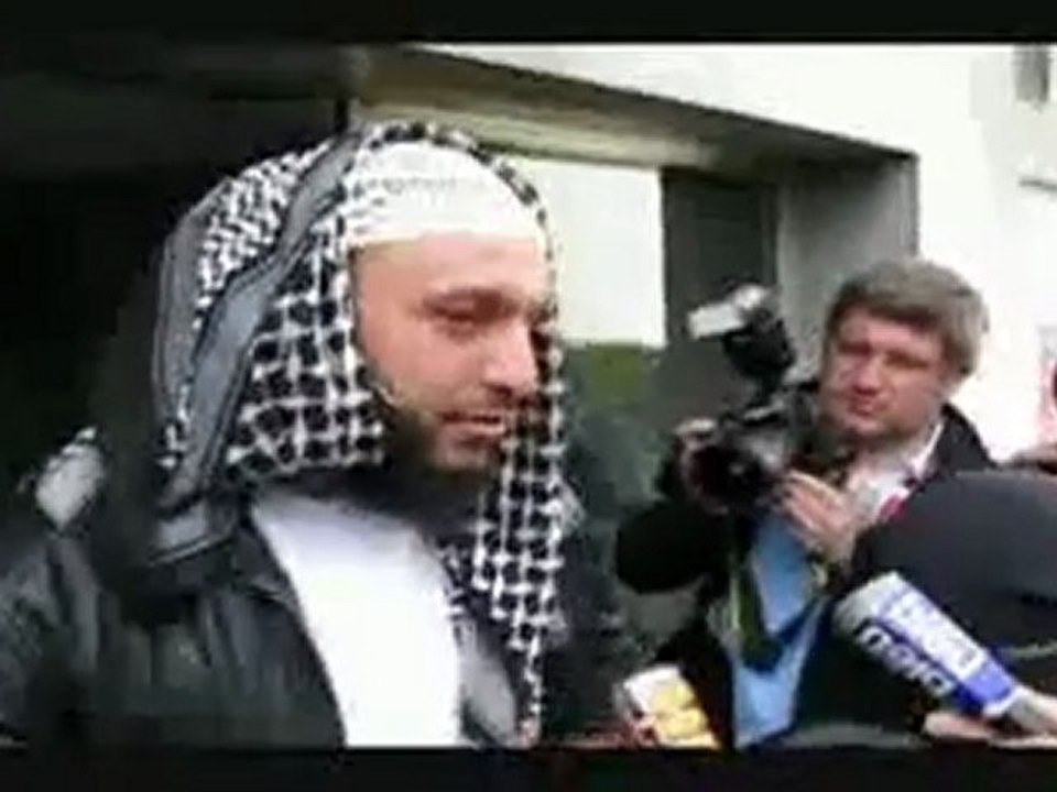 Le mari de la conductrice en burqa