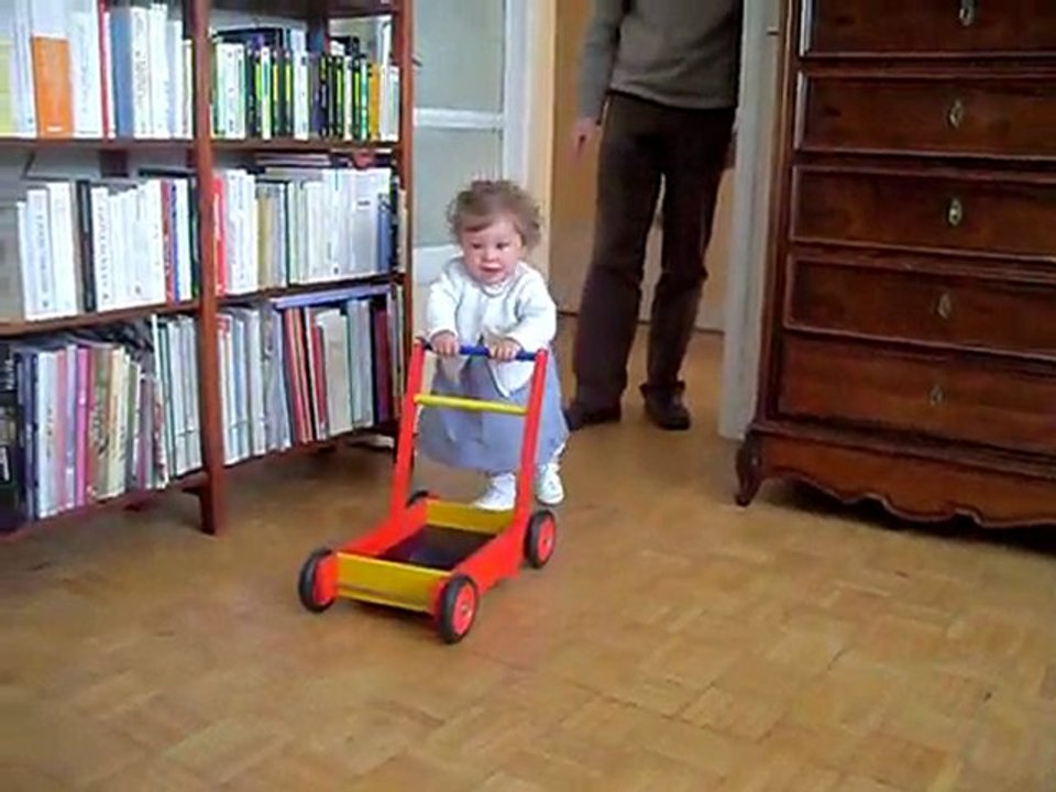 Marie marche ! (un peu aidée ...)