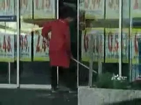 La femme de régis nettoie des portes vitrées