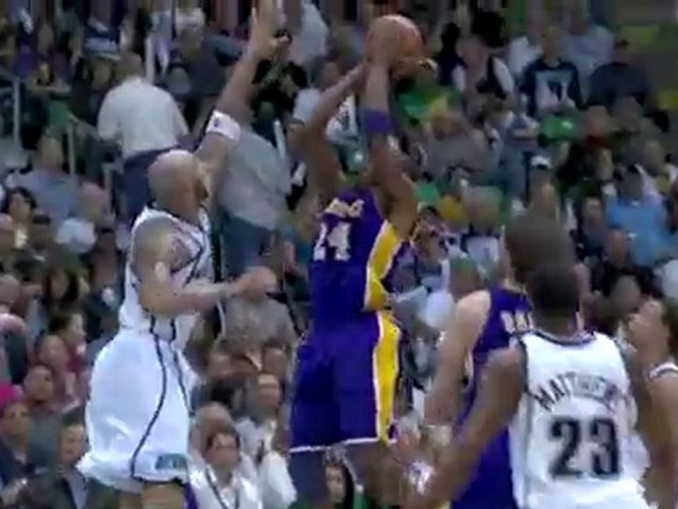 Kobe Bryant scores 30 points to push the Lakers to a sweep o