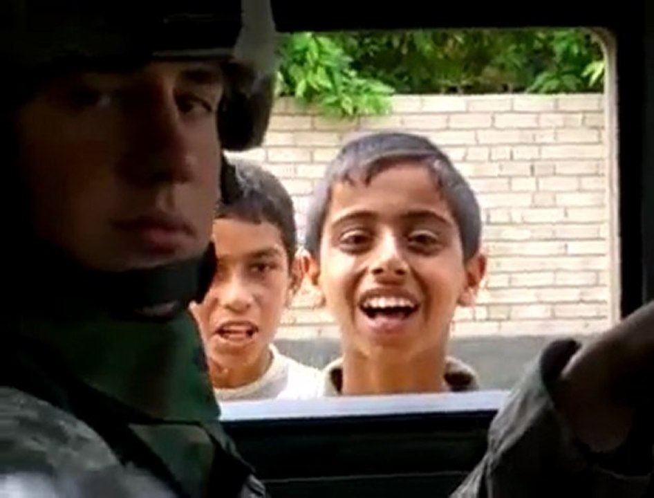 Un soldat fait peur à des enfants